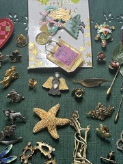 Brooch and pin lot Stickpin Brooches Gold Silver Tone Metal Mixed Materials Vtg