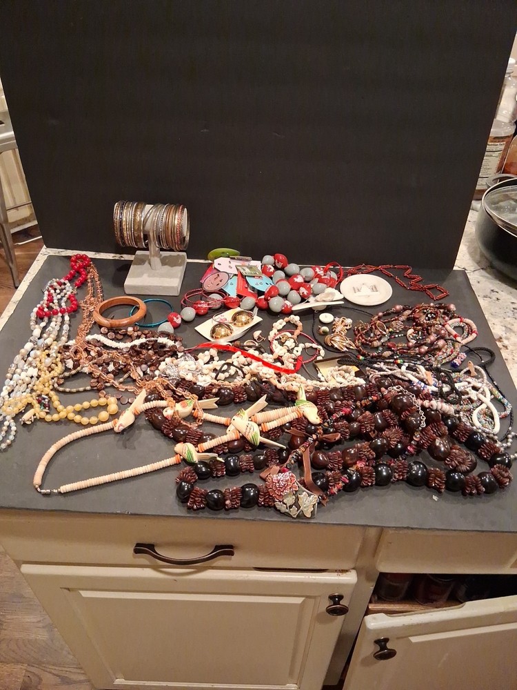VTG costume jewelry lot Sell As Pictured Can Some Pieces Missing/broken (7)2