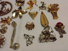 VARIETY OF VINTAGE BROOCHES LOT 21PC wear, repair, parts