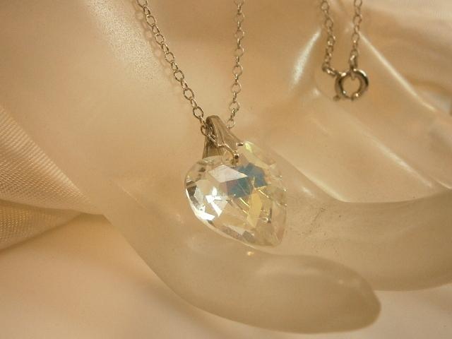 Simply Charming More Modern Silver Tone Chain Necklace w Iridescent Heart 200O