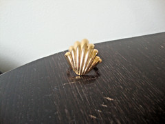 VTG 1970s SCALLOPED SEASHELL GOLD TONE HINGED W/ SAFETY CATCH DRESS/SCARF CLIP
