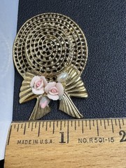 Gold Tone Textured Straw Garden Hat Pink Roses Pearl on Bow 2″ Brooch Pin 1928
