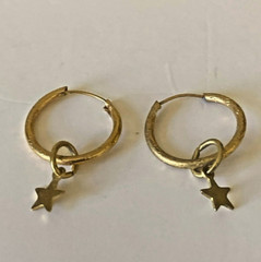 Earrings Vintage Gold Tone Wire Hoops with star charms 5/8″