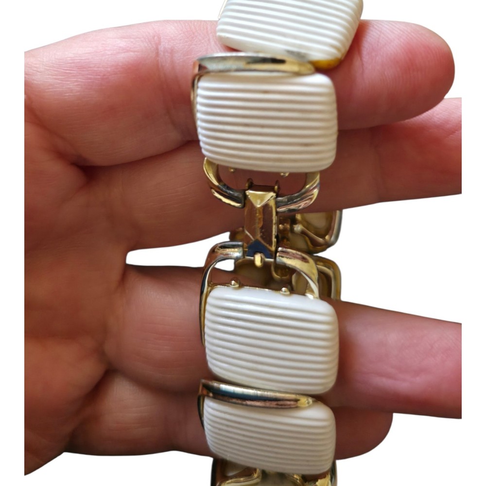 Lisner Thermoset Bracelet Textured White Gold Panel Vintage Collectible 7″ #195