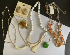Vtg Gold Tone Fashion Jewelry Lot of 7 pieces Necklace Earrings Brooch Great Mix