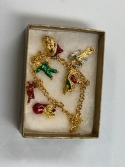 Vintage Metropolitan Museum Of Art Christmas charm bracelet Gold Plate, 8”