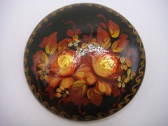 VINTAGE HAND MADE IN RUSSIA LACQUERED ROUND SHAPE BROOCH ROSES ESTATE