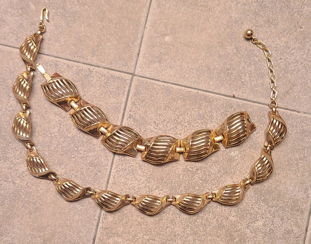 VINTAGE TRIFARI GOLD-TONE OPEN WAVE DESIGN CHOKER NECKLACE & BRACELET