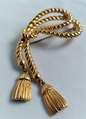 Vintage Knotted Cable Rope Double Dangle Tassel Charms Gold Tone Brooch Unsigned