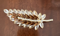 VINTAGE JULIANA DELIZZA & ELSTER AMBER and CLEAR RHINESTONE LEAF BOOCH 4″ LONG