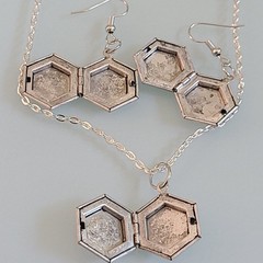 Vintage NOS Silver Hexagon Locket Necklace & Earrings Set – 20″ Magnetic Clasp