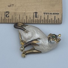 Green Eyed Cream Swirl Enamel Cat Kitten Brooch Gold Tone Siamese Ring Clasp