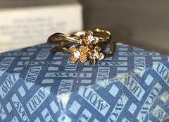 VTG AVON RING – “FLOWER BRIGHTS” GOLD TONE 3 FLOWERS W/ RHINESTONES Size 7