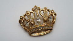 KJL Kenneth Jay Lane Avon Crown Gold Tone Clear Rhinestone Brooch Pin 4.5cm BB12