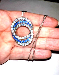 STUNNING Vintage Blue Rhinestone Swirl Pendant Necklace Silver Tone 15″