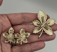 Vtg 1968 Sarah Coventry Ivy Leaf Gold Tone Brooch Clip Earrings Set Demi Parure