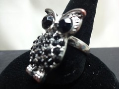 VINTAGE METAL ALLOY OWL RING W/ FACETTED BLACK ONYX LIKE EYES AND CLUSTER BODY