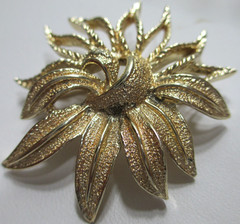 Vintage Sarah Coventry Brooch Pin Demi-Flower Gold-tone 1 3/4″