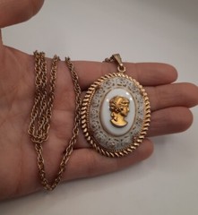 Vintage White Oval Cameo Pendant Gold Tone Chain Necklace 23″