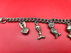 Warner Bros Looney Tunes Cartoon KIDS Charm Bracelet 6″ Tweety Bugs Daffy Vntg