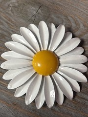 Vintage Enamel White Flower Daisy Brooch Pin Mid Century Mod 1960s 1970s