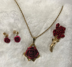 VINTAGE 24” NECKLACE EARRINGS BROOCH GOLD TONE RED ROSE JEWELRY SET