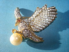 STUNNING SIGNED AD2001 EAGLE W/PEARL PAVE’ CRYSTAL RHINESTONES BROOCH GOLD PLATE