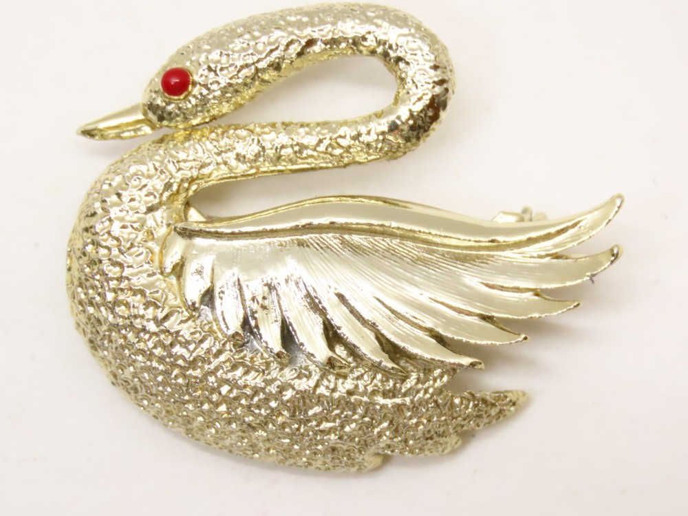 Gerry’s Swan Brooch Pin Gold Tone Vintage Signed D5764