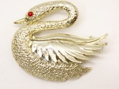 Gerry’s Swan Brooch Pin Gold Tone Vintage Signed D5764