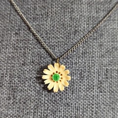 Vintage Carved Celluloid Cream Flower Daisy Dainty Delicate Pendant Necklace 16″