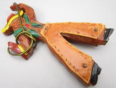 WONDERFUL VINTAGE 1940’S WOOD & LEATHER 4 1/4″ COWBOY W/ LASSO BROOCH PIN