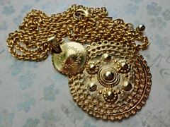 VTG SIGNED CASUAL CORNER GOLDTONE ETRUSCAN STYLE FILIGREE MEDALLION NECKLACE