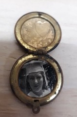Antique Victorian Vintage Estate Brass Photo Heart Floral 1″ Locket Pendant