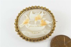 ANTIQUE GEORGIAN 15K GOLD CAPITOLINE / PLINY’S DOVES SHELL CAMEO BROOCH c1830