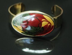Vintage Push On Bracelet Enamel Flower & Leaves Oval Disc in Gold Tone VGC 38