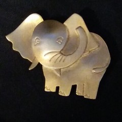 Vintage Signed JJ 1986 LARGE Cartoon ELEPHANT Gold Tone Figural PIN BROOCH EUC
