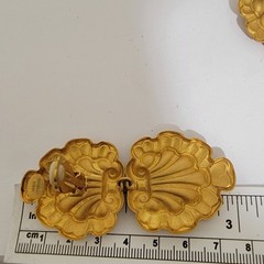 Vintage Gold Tone Seashell Dangle Clip on Earrings Doorknocker Statement 1980s