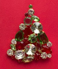 VINTAGE CHRISTMAS TREE PIN BROOCH CZECH GLASS GREEN RED RHINESTONES HTF MCM 55