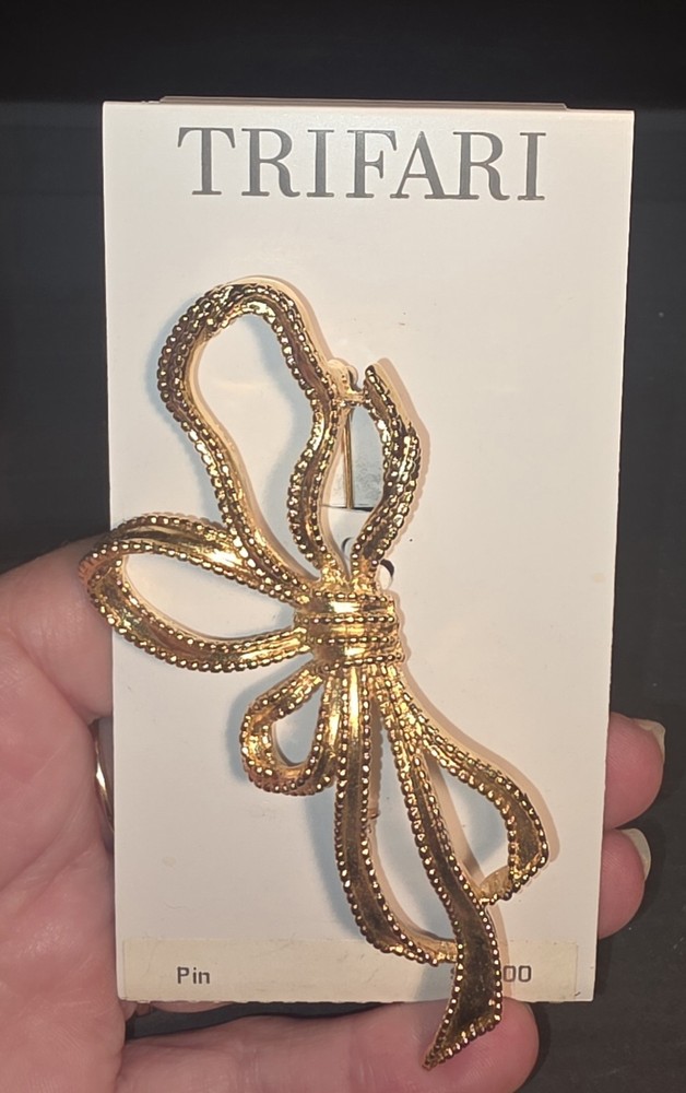 Vintage Trifari Large Gold Tone Ribbon Brooch Bow