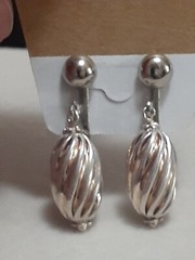 Vintage ribbed oval Silvertone lightweight clip on earrings
