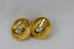 Casual Corner Gold Tone & Black Center Clip-on Earrings, SIgned, 29gr