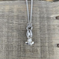 Vintage 1992 Warner Bros Bugs Bunny Silver Tone Necklace 24″ Chain Cartoon Head