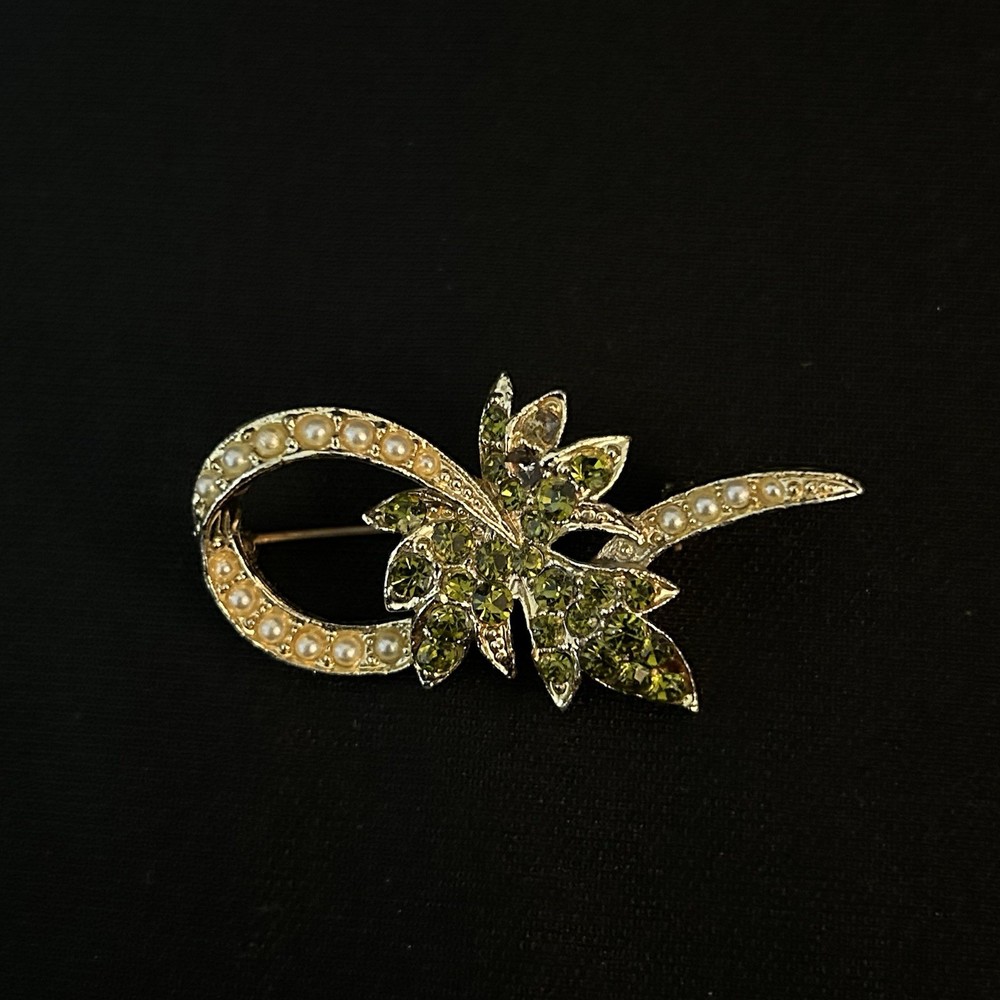 Vintage Unbranded Ribbon & Leaf Style Green Rhinestone & Faux Pearls Brooch Pin