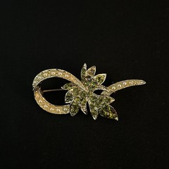 Vintage Unbranded Ribbon & Leaf Style Green Rhinestone & Faux Pearls Brooch Pin