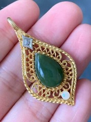 Vintage gold tone nephrite jade genuine diamond pendant