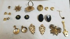 Vintage 21pc BLACK & GOLDTONE Jewelry Lot IOWA HAWKEYES GO HAWKS! MMLot 31