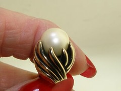 ELEGANT VINTAGE 1960’S GOLD TONE BLACK ENAMEL & FAUX PEARL CUFFLINKS & TIE BAR!