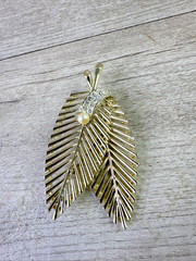 Vintage Unbranded Leaf Brooch Rhinestone & Pearl Accent 3.25″