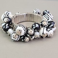 Vintage Glass Beaded Expandable Bracelet Black White Silver Tone 6″