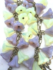 SALE! VINTAGE URANIUM TRUMPET FLOWER YELLOW/LILAC GLASS NECKLACE SET OOAK BIG!